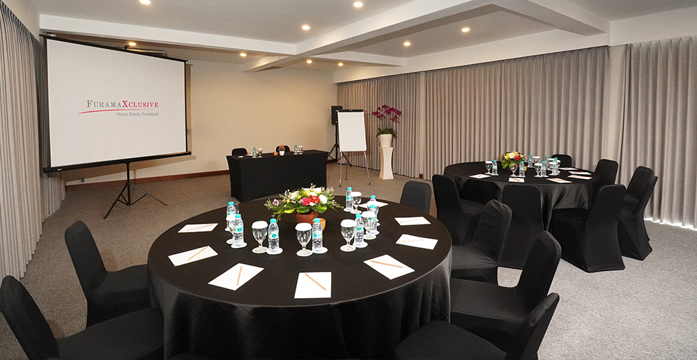 Meeting room with round-table arrangement